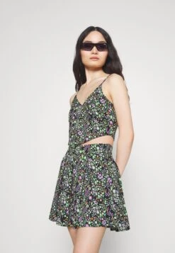 Noisy May Petite Nmrue Singlet Crop Top - Débardeur - Black -Noisy May 2543f36e07394f8baf358e3ff37bff3f