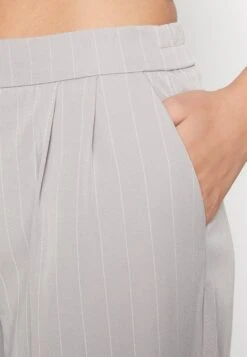 Nmvera Wide Leg Pant Tall - Pantalon Classique - Light Grey Melange/White -Noisy May 6dcf1087152d40f6804fea2f406c9e71