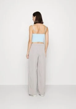 Nmvera Wide Leg Pant Tall - Pantalon Classique - Light Grey Melange/White -Noisy May 7dd1fe3420384e60ad8169001b719405