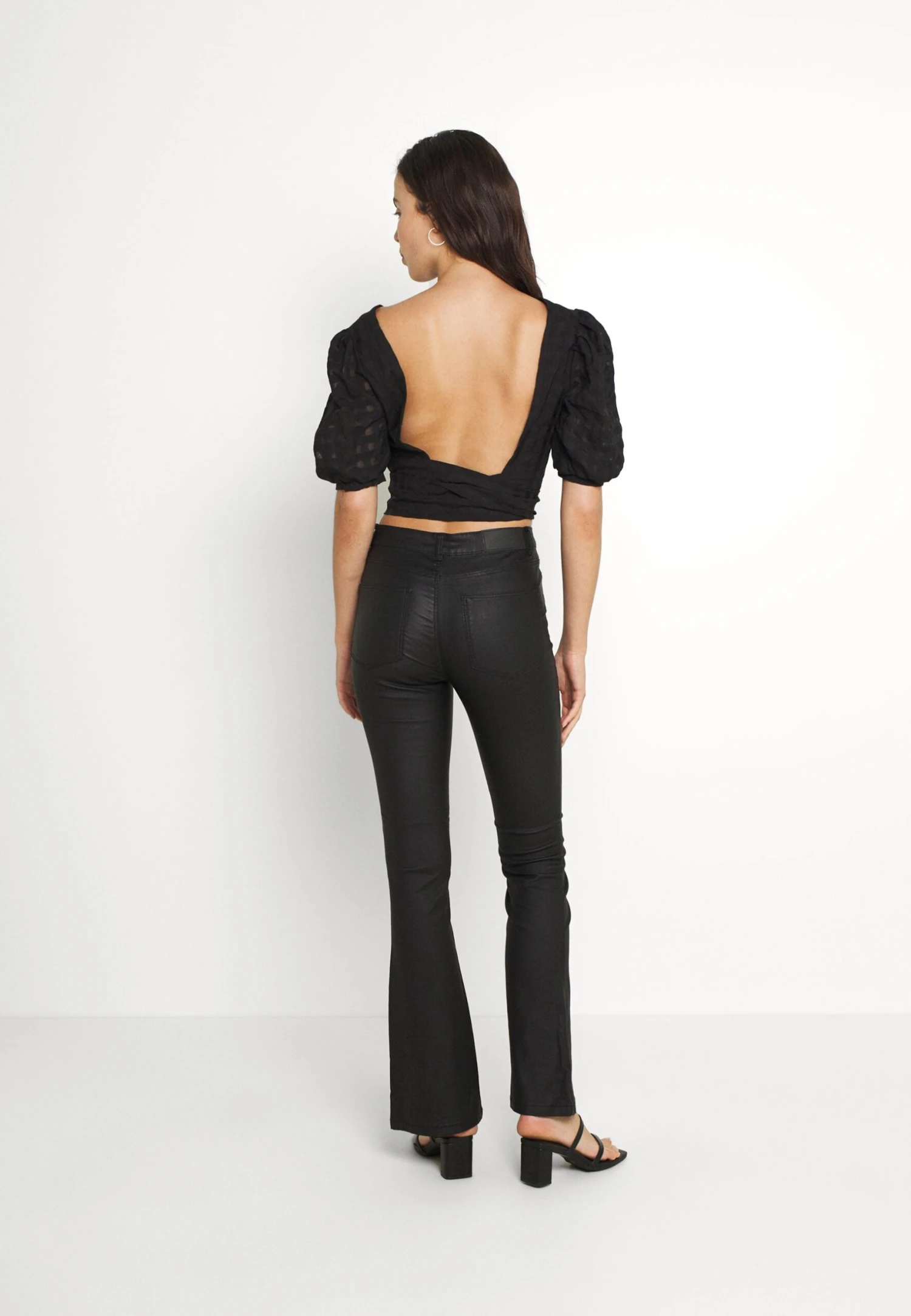 Noisy May Nmsallie Flare Coated Pants - Pantalon Classique - Black 3 Noisy May Nmsallie Flare Coated Pants - Pantalon Classique - Black – Image 3