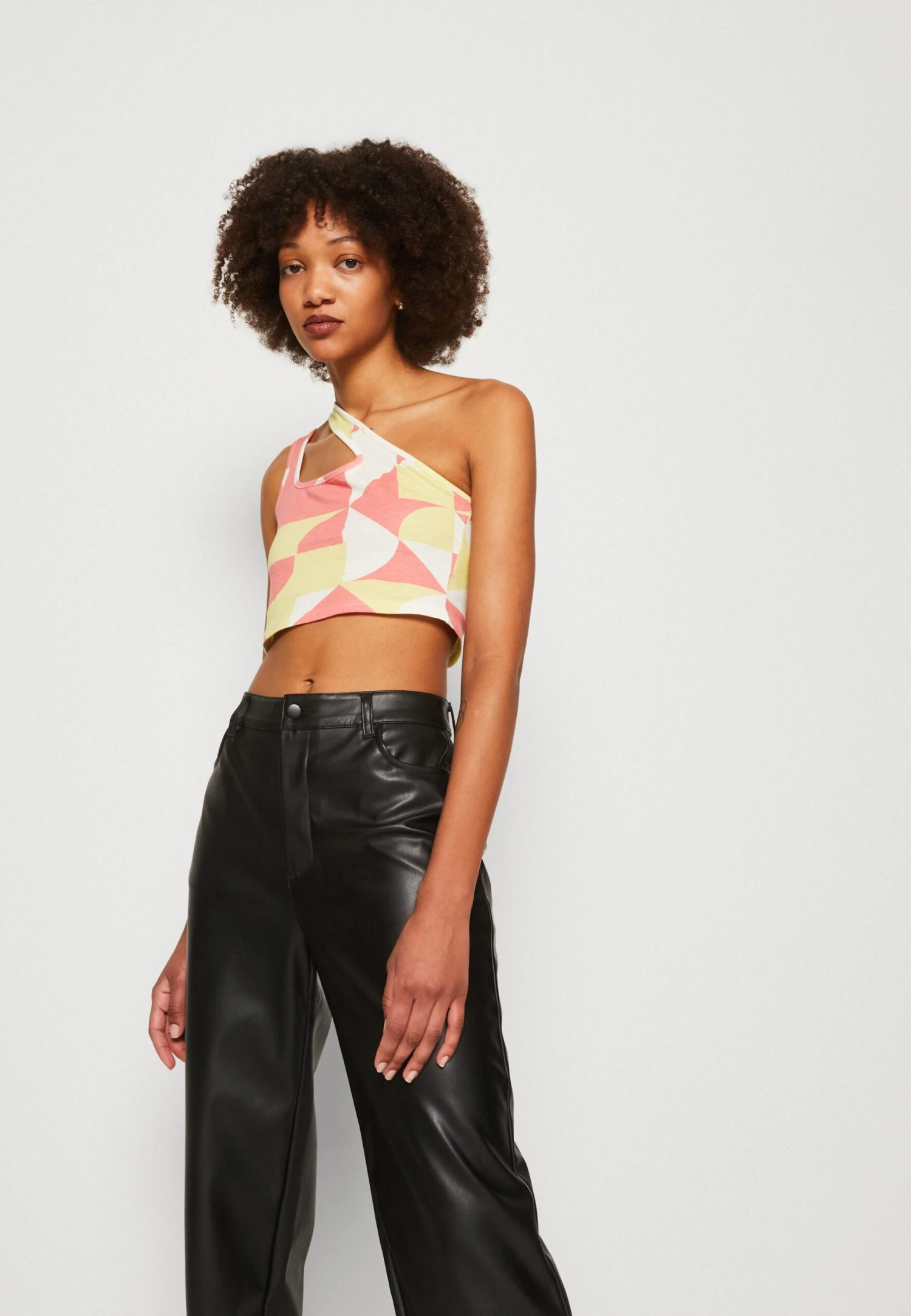 Noisy May Cross Neck Crop - Débardeur - Eggnog/Pale Lime Yellow/Sun Kissed Coral 4 Noisy May Cross Neck Crop - Débardeur - Eggnog/Pale Lime Yellow/Sun Kissed Coral – Image 4